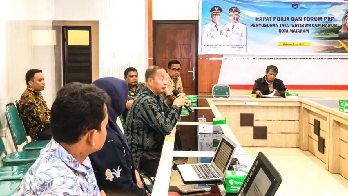 Kepala Dinas Perkim M Nazaruddin Fikri saat memimpin rapat Pokja dan Forum PKP untuk penyusunan tata tertib makam Harum Kota Mataram, Kamis (4/6) lalu. Rapat ini melibatkan Forum Perumahan dan Kawasan Permukiman (PKP), Pokja PKP, akademisi, tokoh masyarakat, hingga pengelola pemakaman Karang Medain.