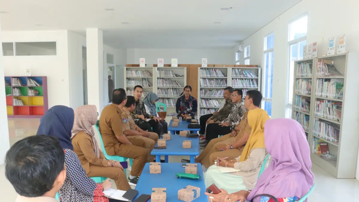 LITERASI UNTUK LOMBOK BARAT: Para guru dan perwakilan pengelola perpustakaan desa saat mengikuti kegiatan Bimbingan Teknis (Bimtek) Literasi Perpustakaan yang digelar Dinas Perpustakaan dan Kearsipan Kabupaten Lombok Barat di Giri Menenang.  (Foto: Toni/Lombok Post)
