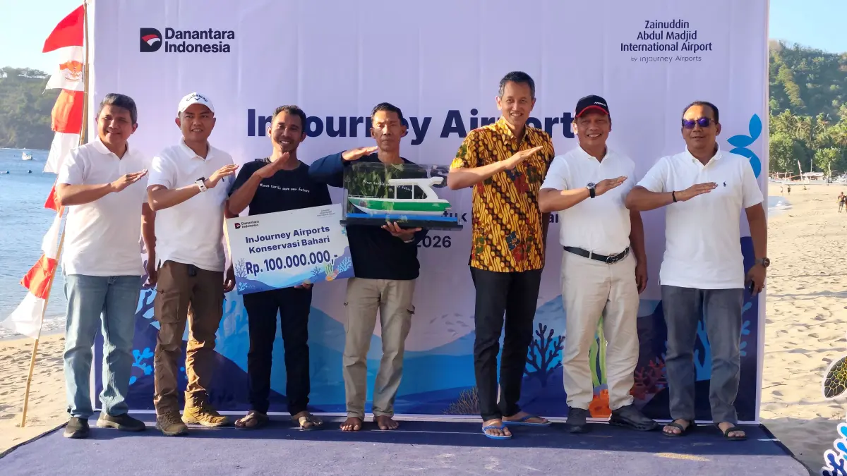 General Manager BIZAM Lombok Aidhil Philip Julian (dua kiri), Regional CEO II PT Angkasa Pura Indonesia (Persero) Wahyudi (dua kanan) serta Ketua TCC Nipah Fikri (paling tengah) berfoto bersama usai penyerahan CSR secara simbolis InJourney Airports Konservasi Bahari di Pantai Nipah, Desa Malaka, Kecamatan Pemenang, KLU, Kamis (23/7).
