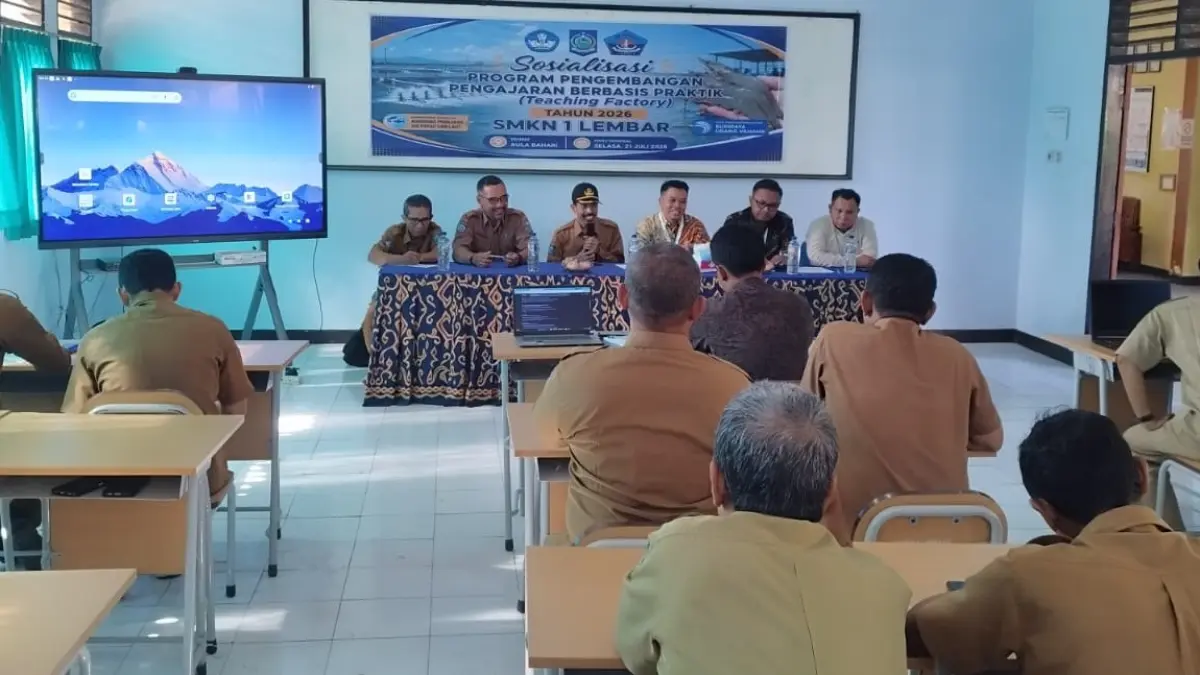 TEACHING FACTORY: Kepala KCD Dikpora Wilayah I Mataram-Lombok Barat Purni Susanto (pakai topi/depan) bersama Kepala SMKN 1 Lembar Ahmad Quroni (dua dari kiri/depan) pada sosialisasi program pengembangan pengajaran berbasis teaching factory di Aula Bahari SMKN 1 Lembar, Selasa lalu (21/7).