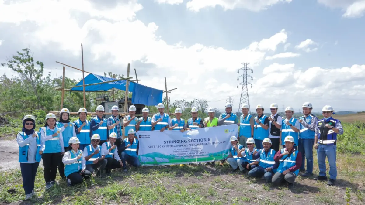 Jajaran manajemen PLN UIP Nusra bersama tim PLN UPP Nusra 3 berfoto bersama di lokasi pelaksanaan stringing section 6 SUTT 150 kV Kupang Peaker-Naibonat sebagai wujud komitmen dalam mendukung percepatan pembangunan infrastruktur ketenagalistrikan di Nusa Tenggara.