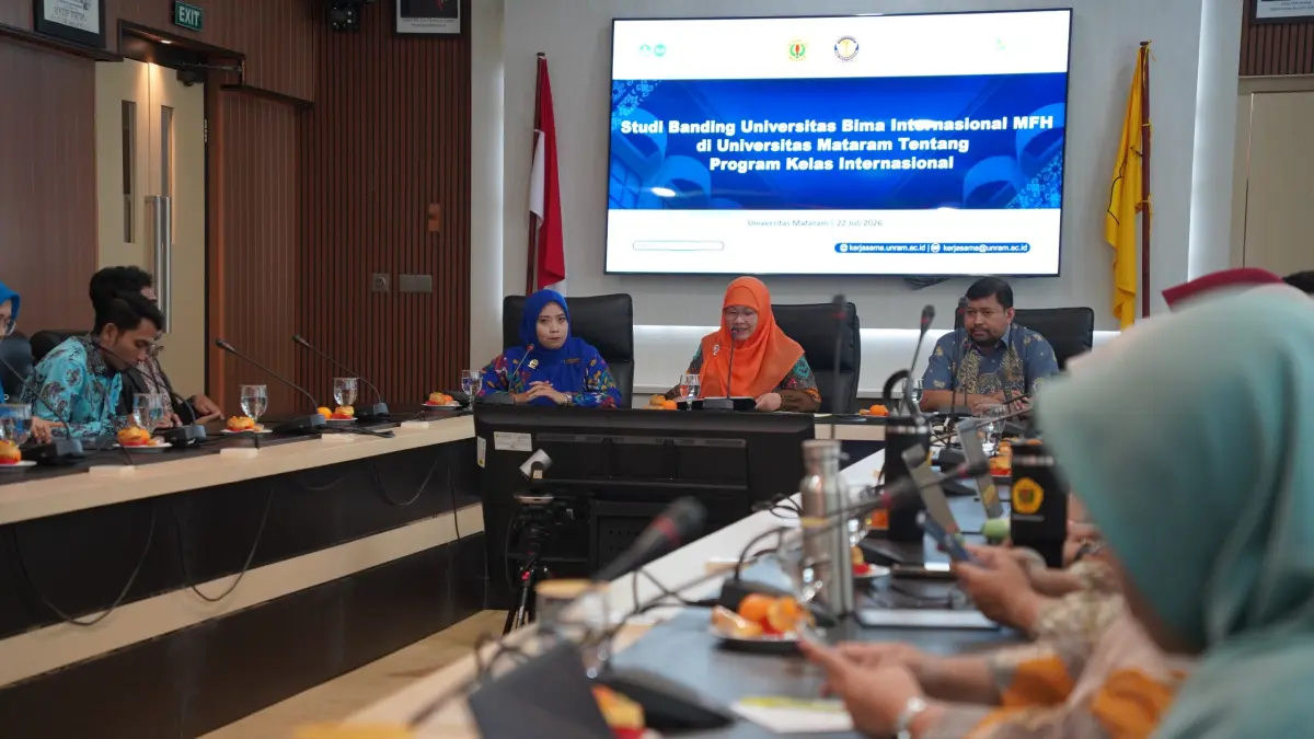 BELAJAR INTERNASIONALISASI: Wakil Rektor Bidang Perencanaan, Kerja Sama, dan Sistem Informasi Unram Dr Sitti Latifah (tengah/depan) saat menerima kunjungan Unbim Internasional MFH di Ruang Sidang Rektor Unram, Rabu (22/7). Unbim Internasional MFH Belajar Internasionalisasi ke Unram.

