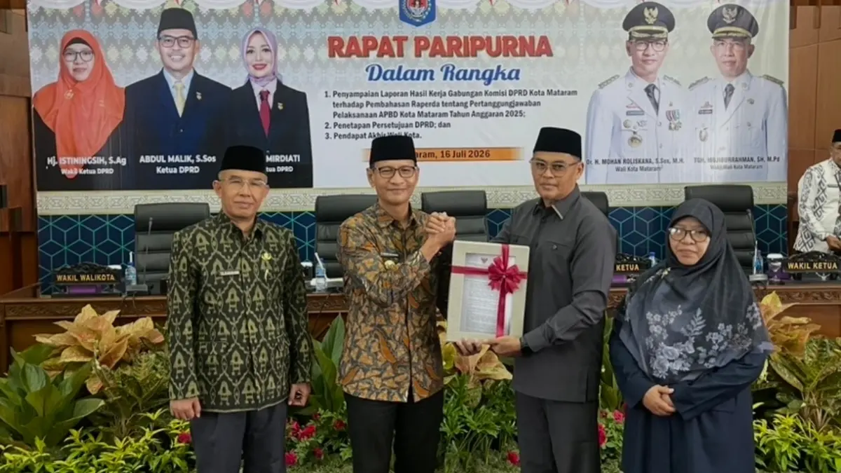 Ketua DPRD Kota Mataram Abdul Malik menyerahkan dokumen persetujuan Rancangan Peraturan Daerah (Raperda) tentang Pertanggungjawaban Pelaksanaan APBD Kota Mataram Tahun Anggaran 2025 kepada Wali Kota Mataram Mohan Roliskana usai Rapat Paripurna DPRD, Kamis (16/7).&nbsp;