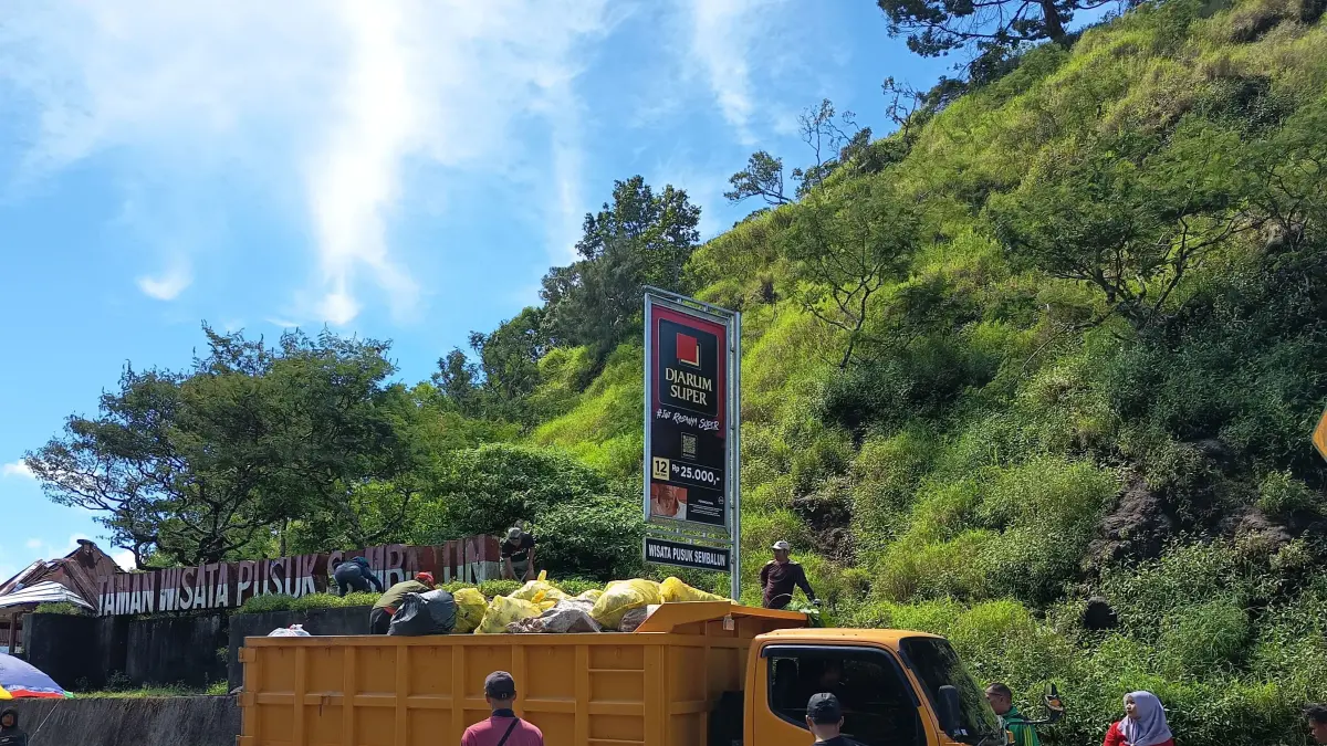 ANGKUT SAMPAH: Petugas Dinas Lingkungan Hidup (DLH) Lombok Timur saat mengangkut sampah di Pusuk Sembalun belum lama ini. 
