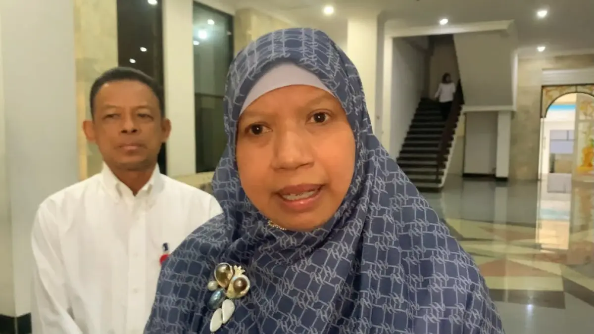 BERI PENJELASAN: Wakil Bupati Lombok Barat Nurul Adha didampingi Asisten III Setda Lobar Fauzan Husniad saat memberikan keterangan kepada wartawan.