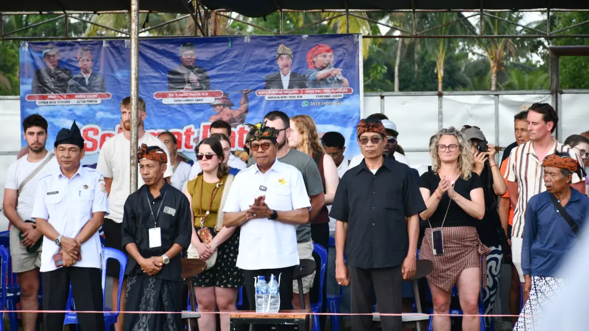 BUKA: Bupati Lombok Timur (Lotim) Haerul Warisin saat membuka festival pergeseran di Lapangan Tetebatu. 
