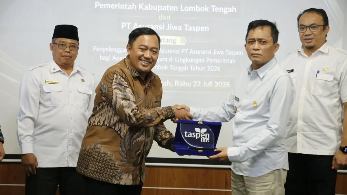 Bupati Loteng Lalu Pathul Bahri (dua kanan) berjabat tangan dengan Direktur Keuangan dan Investasi Taspen Life Any Maskur (dua kiri) usai penandatanganan kerja sama di ruang rapat utama kantor bupati, Loteng, Rabu (22/7).