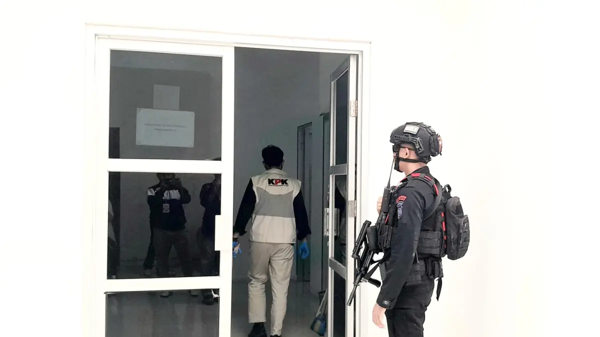 DATANG LAGI: Tim KPK kembali datang menggeledah kantor Bupati Lombok Barat, Kamis (23/7). (Foto: Toni/Lombok Post)