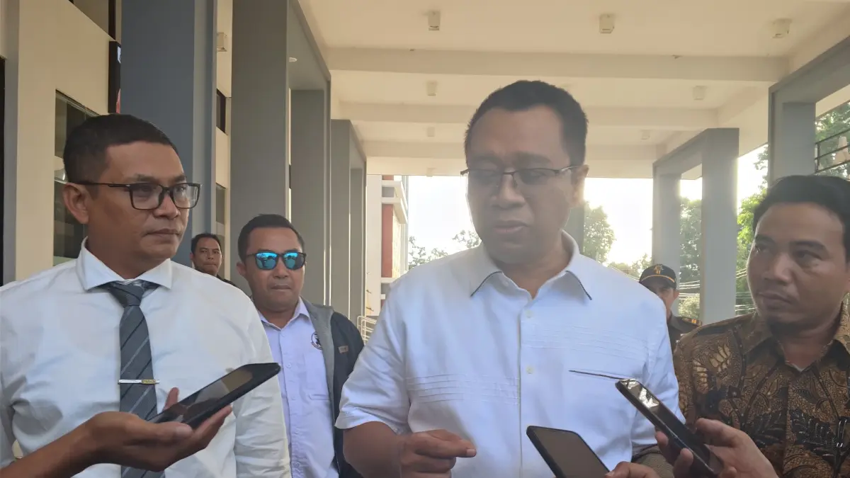 DIPERIKSA: Mantan Gubernur NTB Zulkifliemansyah didampingi penasihat hukumnya berjalan menuju parkiran Kantor Kejati NTB usai diperiksa, kemarin (22/7). (HARLI/LOMBOK POST)