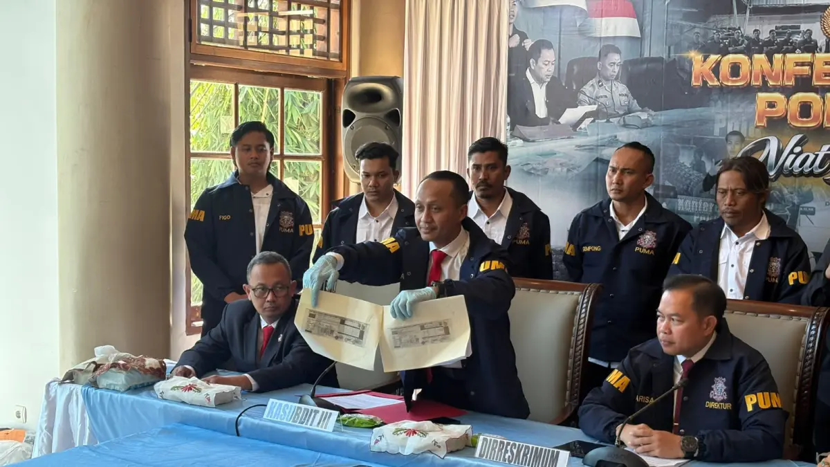 Direktur Reserse Kriminal Umum Polda NTB Kombes Pol. Arisandi (kanan) bersama jajarannya menunjukkan sejumlah bukti berkaitan dengan jaringan pembuatan STNK Palsu dalam konferensi pers di Hotel Lombok Raya Mataram, Kamis (23/7).