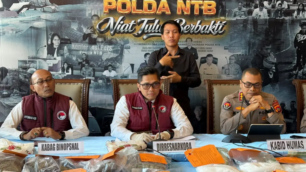 Direktur Reserse Narkoba Polda NTB Kombes Pol. Roman Smaradhana Elhaj (tengah) bersama Kabid Humas Polda NTB Kombes Pol. Mohammad Kholid (kanan) melakukan konferensi pers terkait kasus narkoba di aula Hotel Lombok Raya Mataram, Kamis (23/7). 