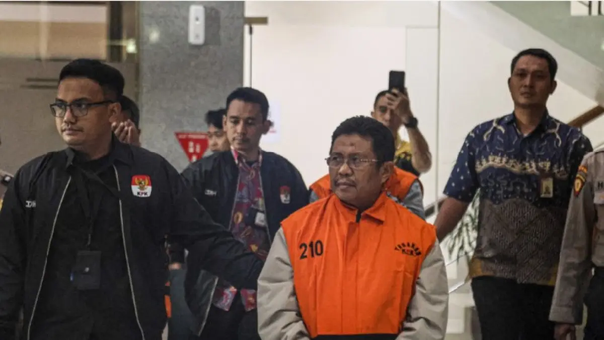 DITAHAN: Bupati Lobar Lalu Ahmad Zaini (depan) memakai rompi oranye berjalan keluar dari Gedung KPK, Jakarta usai ditetapkan menjadi tersangka, Selasa (21/7). (HANUNG HAMBARA/JAWA POS)