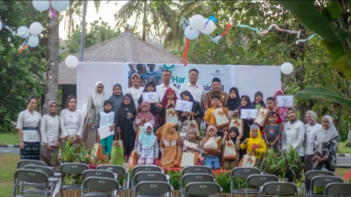 HARI ANAK NASIONAL 2026: Management Hotel Merumatta Senggigi foto bersama anak-anak usai peringatan HAN 2026.