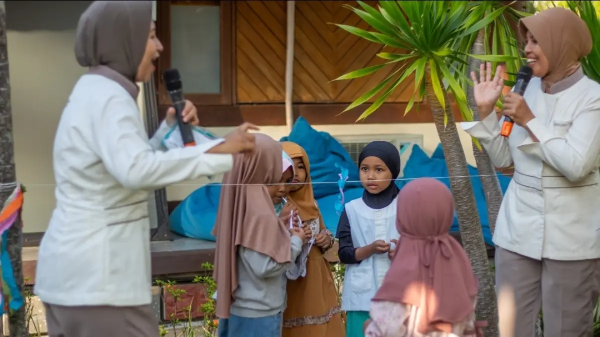HARI ANAK NASIONAL 2026: Peringati Hari Anak Nasional 2026, Hotel Merumatta Senggigi mengajak anak sekitar kawasan hotel bermain bersama.