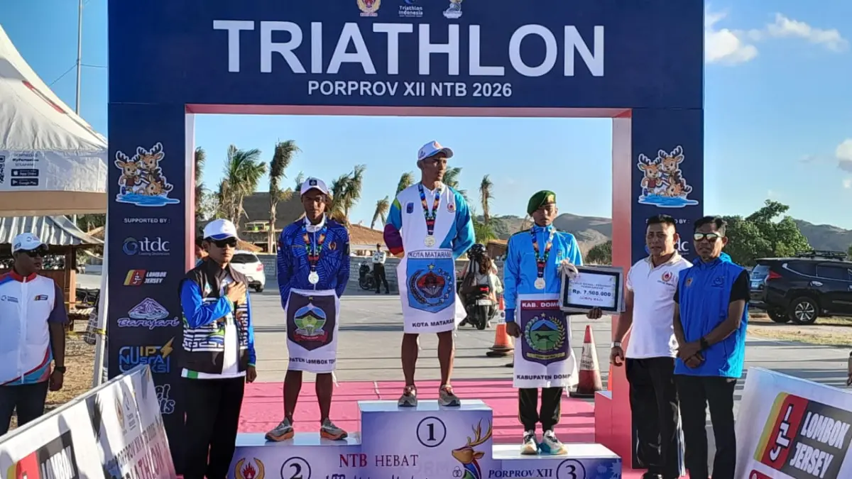 Hattrick Emas di Tanjung Aan! Yan Bachtiar, ASN Dikpora NTB Sapu Bersih Cabor Triatlon Porprov XII NTB 2026.