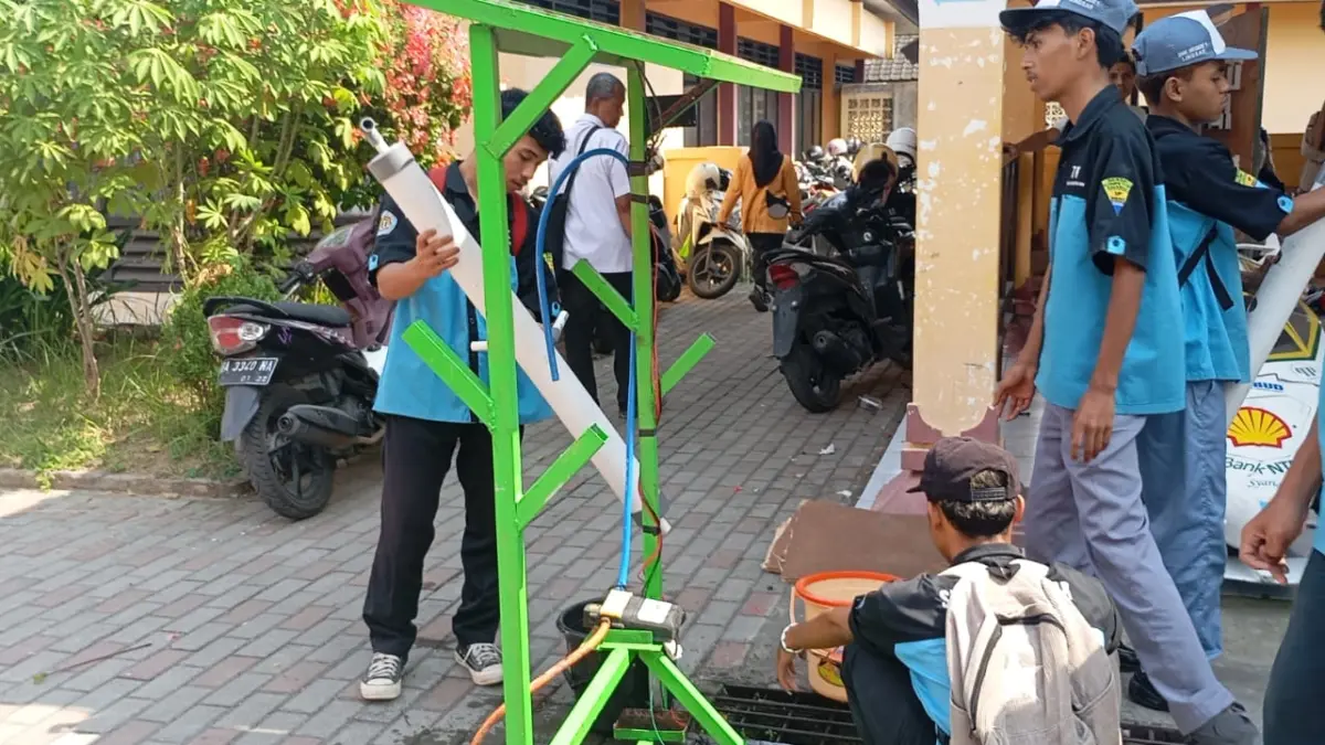 INOVATIF: Siswa SMKN 1 Lingsar memamerkan hidroponik tenaga surya pada peluncuran SMK Mendunia di SMKN 5 Mataram, pekan lalu.

