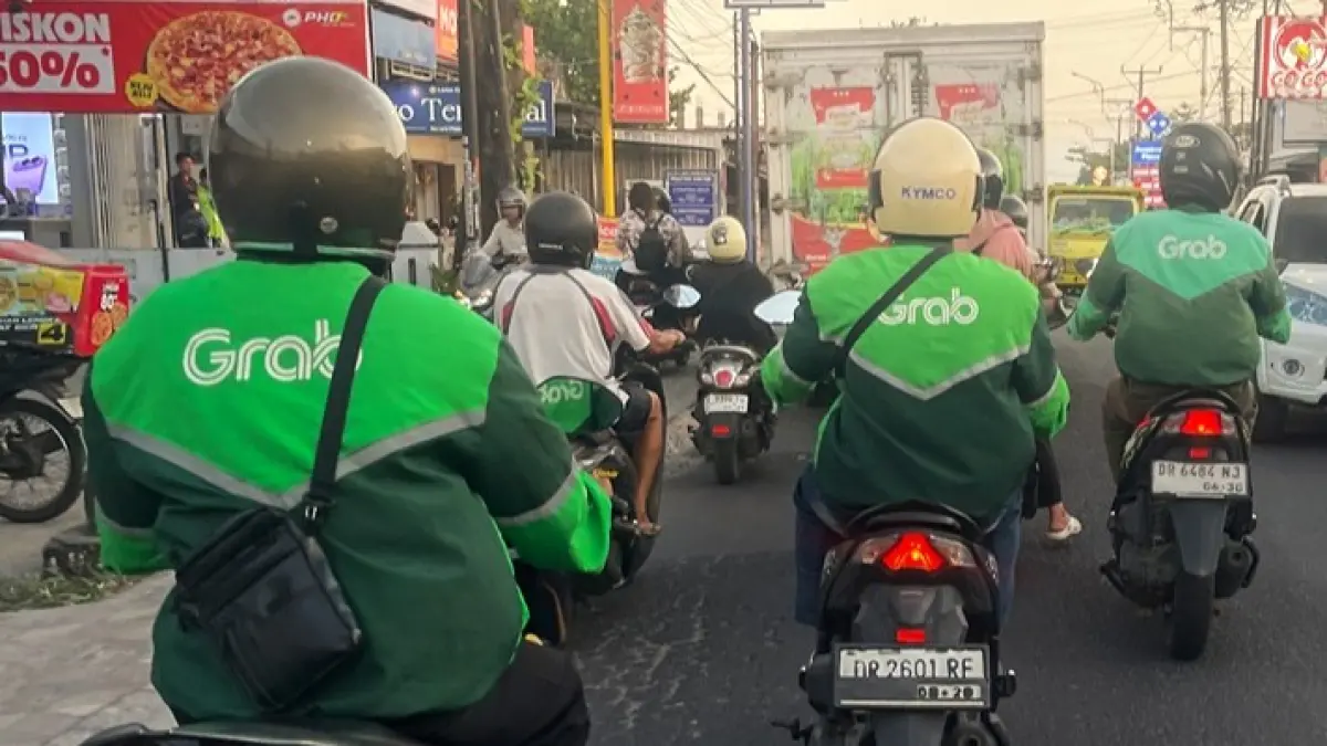 KEJAR SETORAN: Sejumlah driver ojek online (ojol) yang tengah mengantarkan pesanan konsumen, Rabu (22/7). (IVAN/LOMBOK POST)