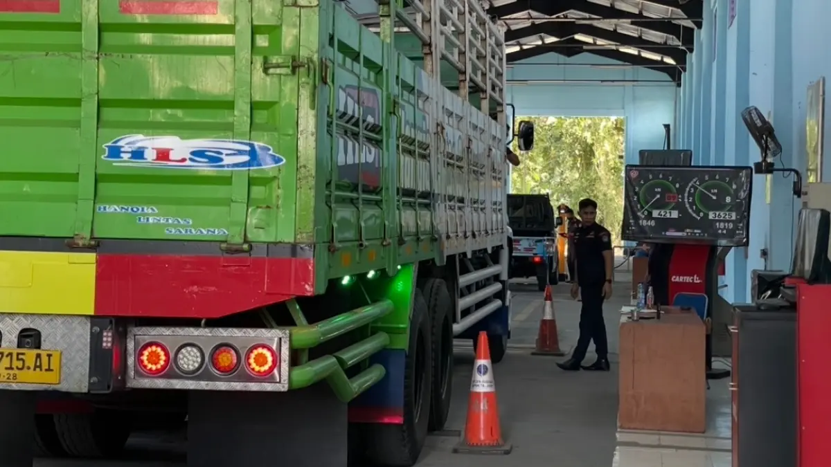 Kendaraan truk sedang melakukan uji roda secara digital di UPTD PKB Dinas Perhubungan Kota Mataram. 