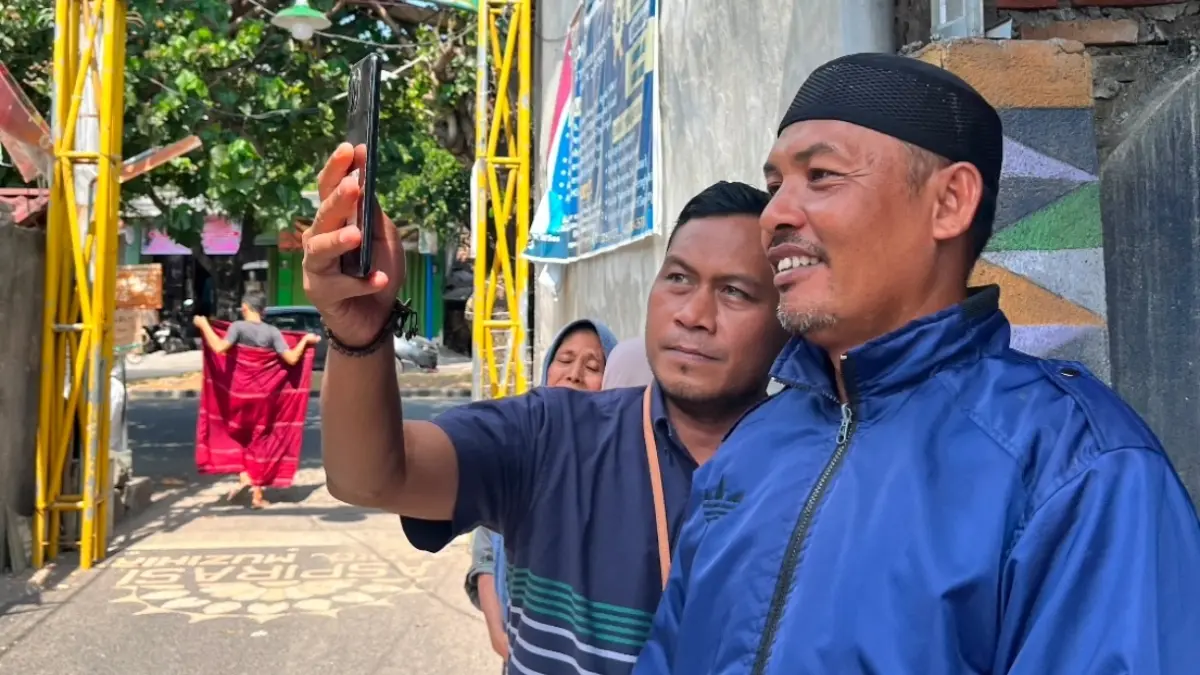 Kepala Dinas Sosial Kota Mataram Muzakkir Walad ikut turun melakukan pendataan warga penerima bansos digital, beberapa waktu lalu.
