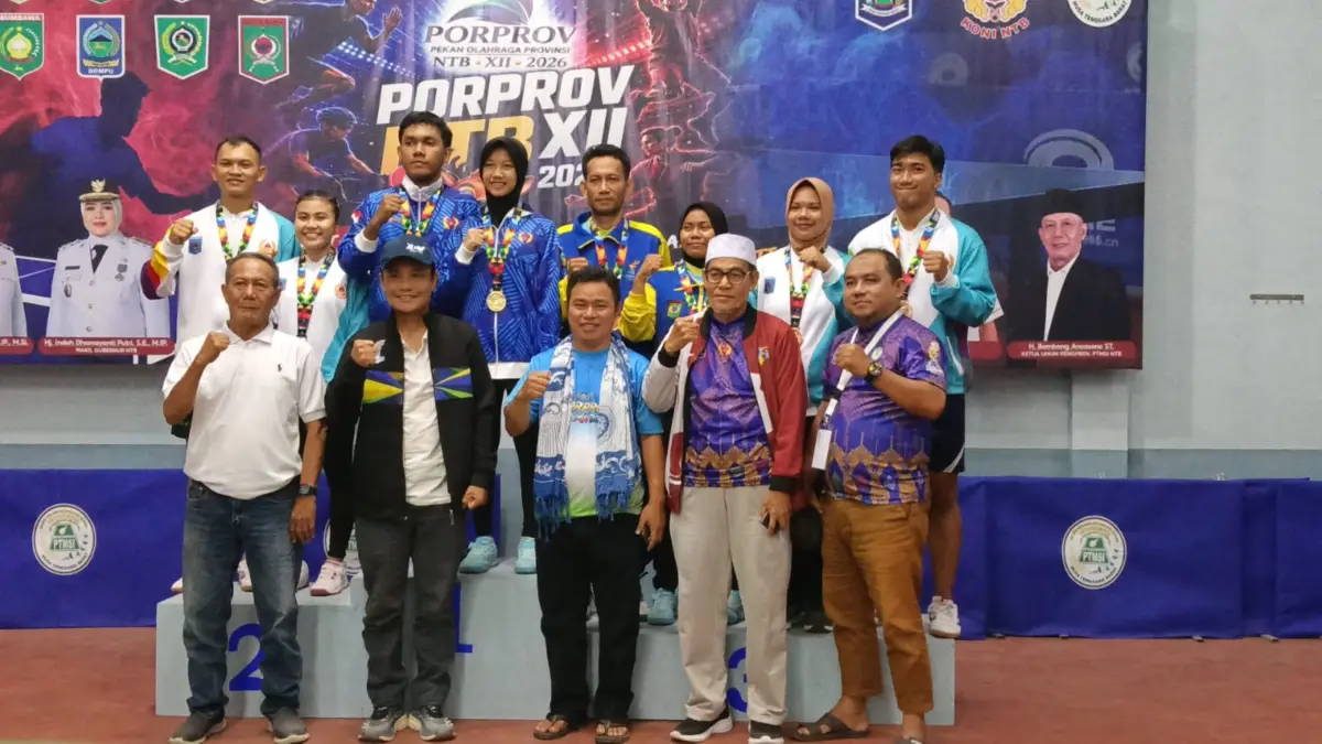 Ketua Umum PTMSI Loteng Murdani (paling tengah) berfoto bersama para atlit dan pelatih tenis meja pada gelaran Porprov NTB XII di GOR Tenis Meja Bintang Lombok, Rabu (22/7).