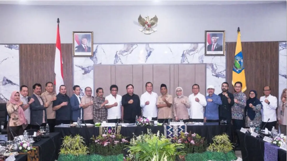 KUNKER: Gubernur NTB Lalu Muhamad Iqbal saat menerima kunjungan kerja Komisi V DPR RI yang dipimpin Ketua Komisi V Lasarus di Pendopo Gubernur NTB, Rabu (22/7). (DISKOMINFOTIK NTB/LOMBOK POST)