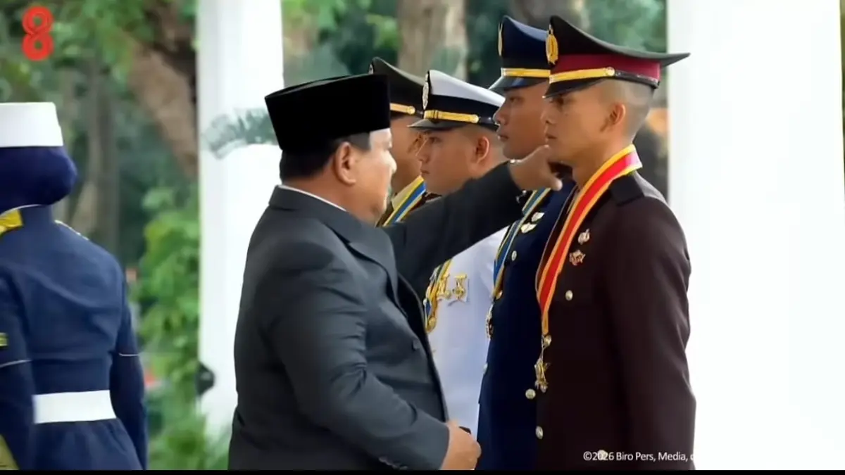 Presiden RI Prabowo Subianto menyematkan penghargaan Adhi Makayasa kepada Harindra Arshando Tegarbaja, lulusan terbaik Akademi Kepolisian 2026, dalam Upacara Prasetya Perwira (Praspa) TNI-Polri 2026 di Istana Merdeka, Jakarta. Harindra merupakan putra Kota Mataram, Nusa Tenggara Barat.