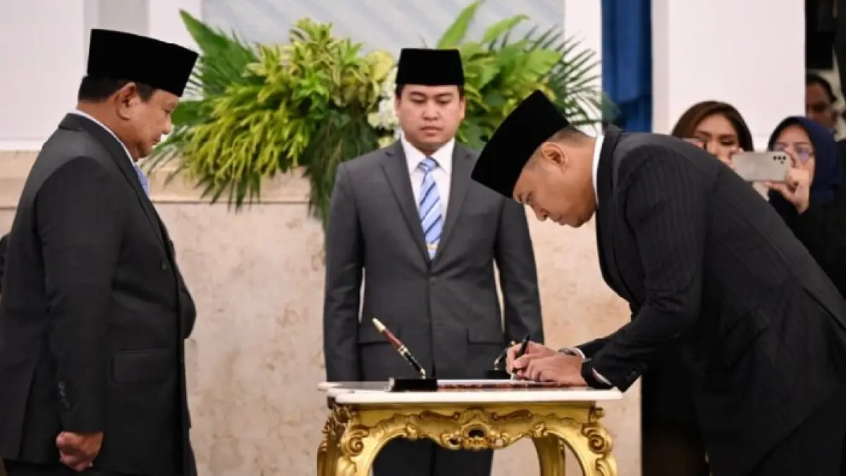 LANTIK: Presiden Prabowo Subianto (kiri) secara resmi melantik Sudaryono (kanan) sebagai Kepala BGN di Istana Negara, Jakarta, Rabu (22/7). (BPMI SETPRES)