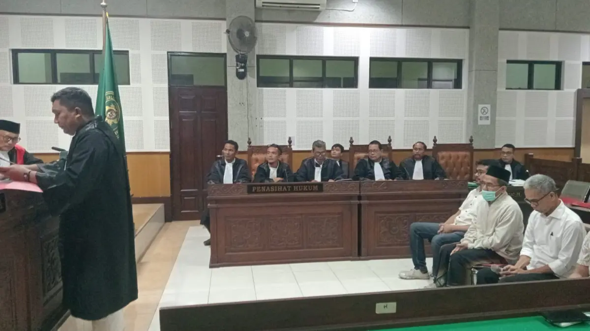 PEMBACAAN DAKWAAN: Para terdakwa korupsi pengadaan dump truck dan arm roll di DLH, Lombok Tengah duduk di kursi pesakitan saat menjalani sidang perdana di PN Tipikor Mataram, Rabu (22/7). (HARLI/LOMBOK POST)