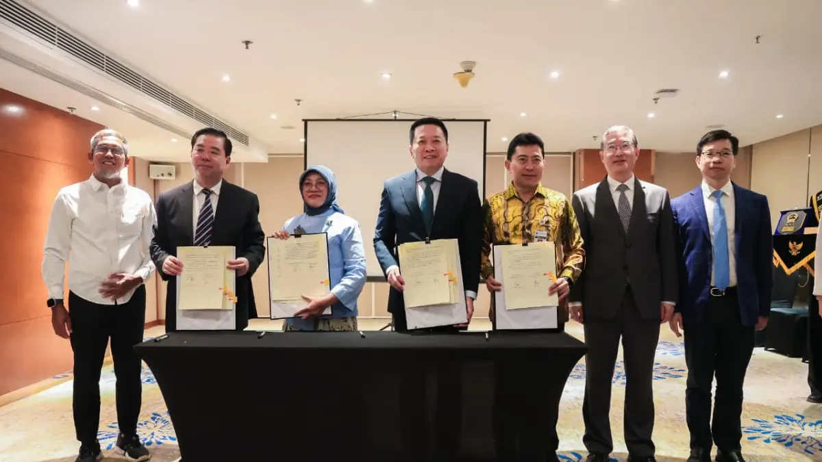 Penandatanganan dua kesepakatan baru di bidang investasi dan pertukaran pemuda antara Pemerintah Provinsi Jawa Tengah dan Provinsi Fujian, Tiongkok, di Gumaya Tower, Kota Semarang, Rabu (22/7).