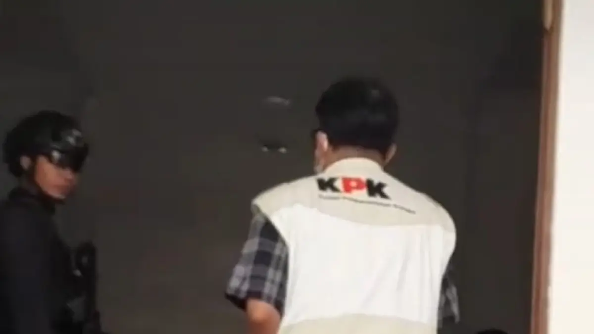 PENGGELEDAHAN KPK: Tim KPK kembali geledah ruang kerja Bupati, LPSE, dan ruang Pj Sekda Lombok Barat dengan pengawalan ketat personel Brimob, Kamis (23/7).