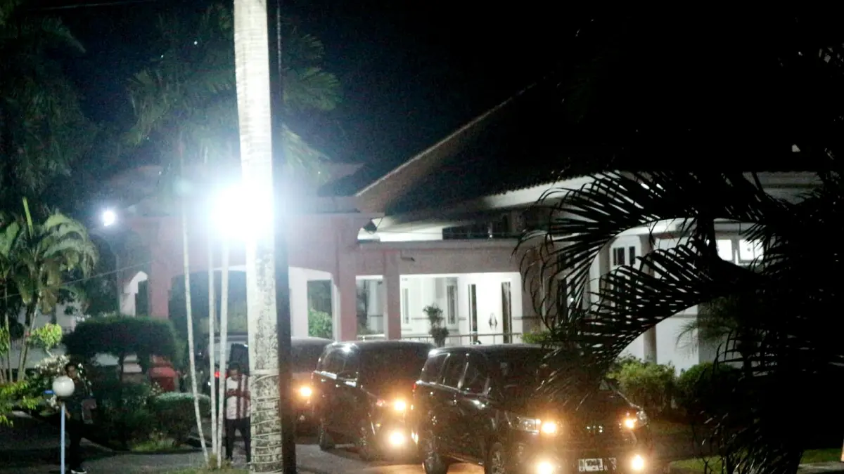 PENGGELEDAHAN MARATHON: Tim KPK melakukan penggeledahan di Pendopo Bupati Lombok Barat hingga malam sekitar pukul 20.00 Wita, Kamis (23/7). (Foto: Toni/Lombok Post)