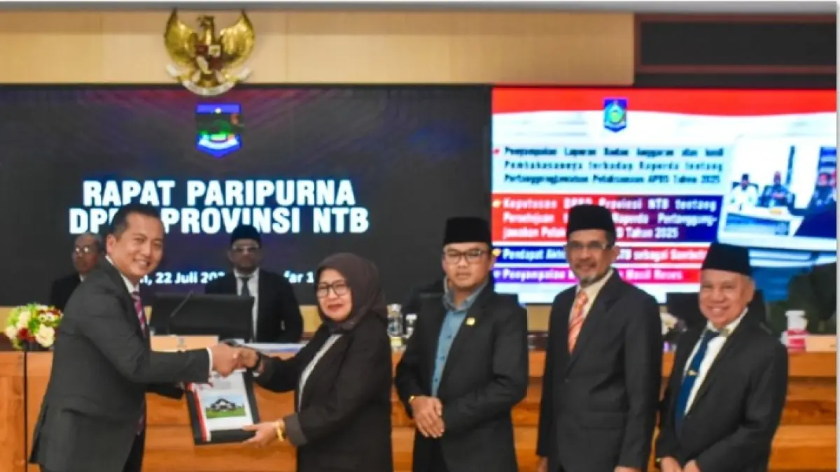 RAPAT PARIPURNA: Gubernur NTB Lalu Muhamad Iqbal, Ketua DPRD NTB Baiq Isvie Rupaeda bersama unsur pimpinan dewan saat rapat paripurna DPRD Provinsi NTB, Rabu (22/7). (DISKOMINFOTIK NTB/LOMBOK POST)