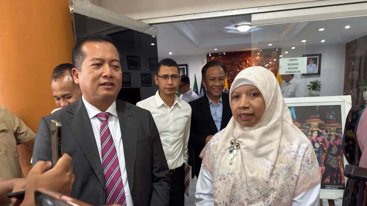 RODA PEMERINTAHAN: Gubernur NTB Lalu Muhamad Iqbal (kiri) dengan Wabup Lombok Barat Nurul Adha (kanan), saat temu media usai penyerahan radiogram fisik Kemendagri, di kantor Gubernur NTB, kemarin (22/7). (YUYUN/LOMBOK POST)