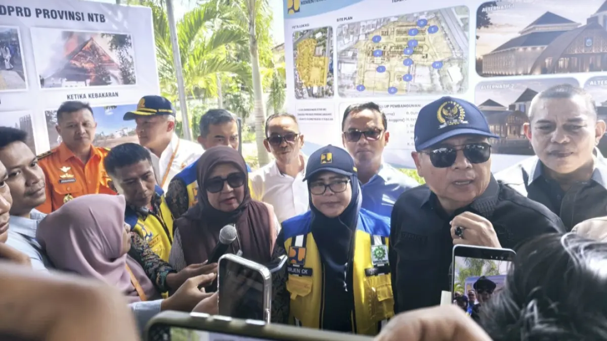 Rombongan Komisi V DPR RI disambut pimpinan DPRD NTB saat meninjau lokasi kantor baru DPRD NTB, Rabu (22/7). DPR RI memberi atensi khusus agar kantor baru DPRD NTB segera dibangun kembali.&nbsp;