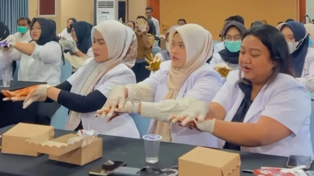 Sejumlah tenaga kesehatan RSUD H. Moh. Ruslan Kota Mataram mengikuti sesi praktik pacu jantung dan penggunaan alat pelindung diri (APD) dalam In House Training di Aula Lantai 5. 