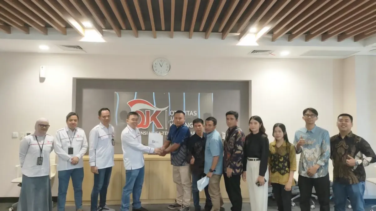 SERAHKAN IZIN: Kepala OJK NTB Rudy Sulistyo (empat kiri) menyerahkan izin kepada PT Sinar Lombok Gadai di Kantor OJK NTB, belum lama ini. (IST/LOMBOK POST)