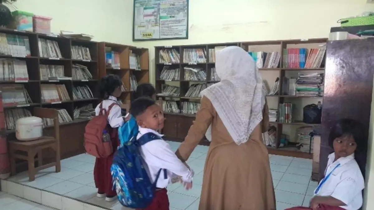 Siswa SDN 12 Mataram saat mengikuti MPLS dengan kegiatan pengenalan perpustakaan sekolah, Senin (13/7).