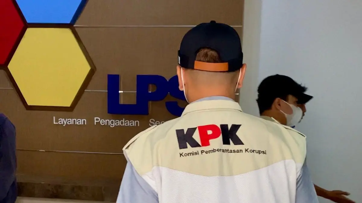 SITA DOKUMEN: Tim KPK saat menyita berkas dokumen pengadaan proyek fisik dari Kantor Bupati Lombok Barat, Kamis (23/7). (Foto: Toni/Lombok Post)
