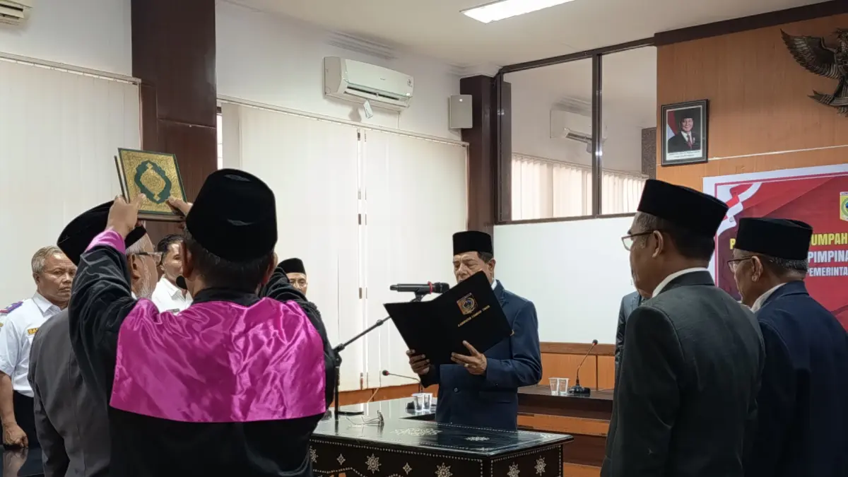 SUMPAH JABATAN: Bupati Lombok Timur Haerul Warisin melantik Muhammad Tasywirudin sebagai Kepala Dinas Kelautan dan Perikanan Lotim. 