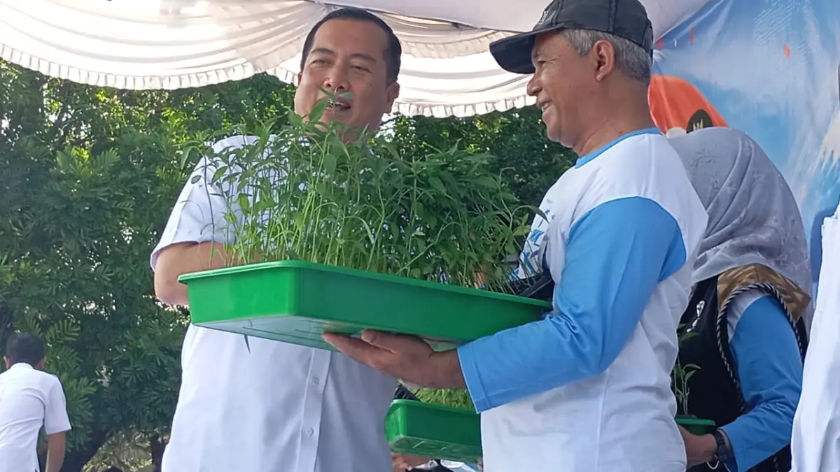 TANAM CABAI: Gubernur NTB Lalu Muhamad Iqbal memberikan bibit cabai secara simbolis kepada guru SMA/SMK untuk ditanam di sekolah, pekan lalu.