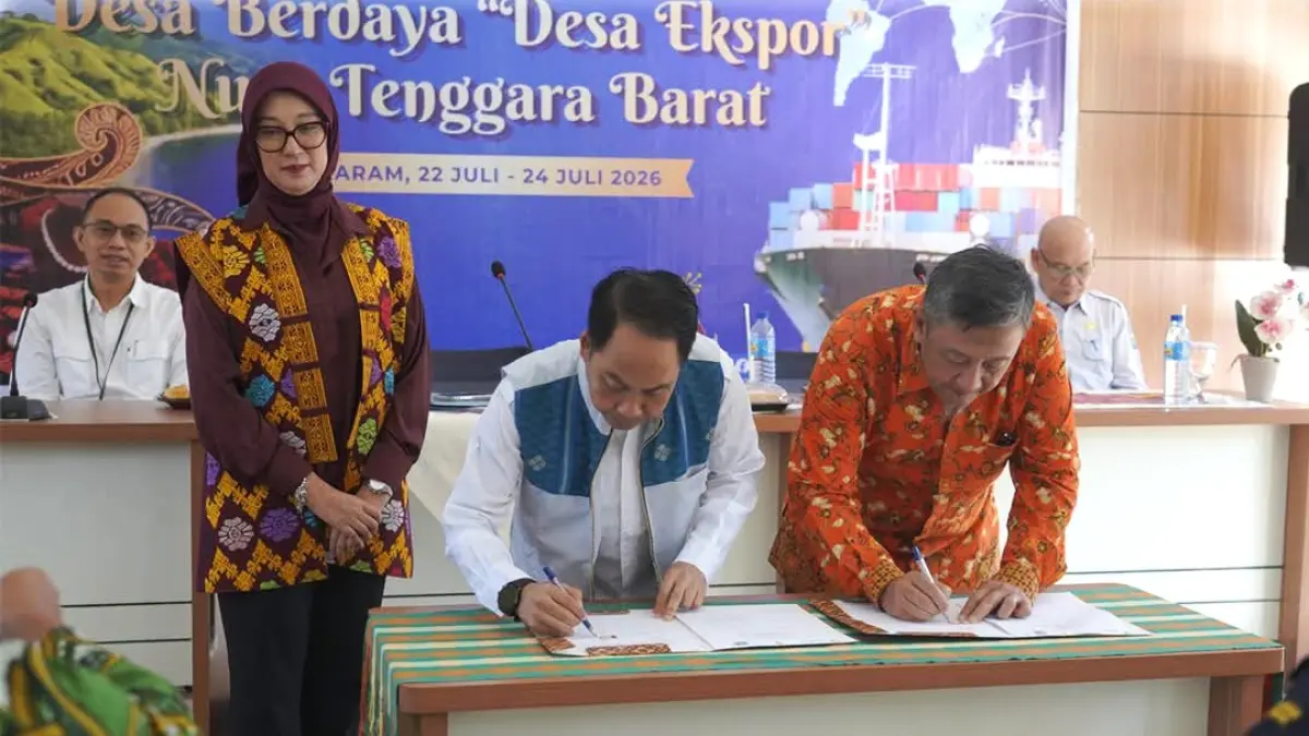 TANDA TANGAN: Kepala Disperindag NTB Lalu Wiranata (tengah) menandatangani nota kesepahaman terkait desa ekspor, Rabu (22/7). (IST/LOMBOK POST)