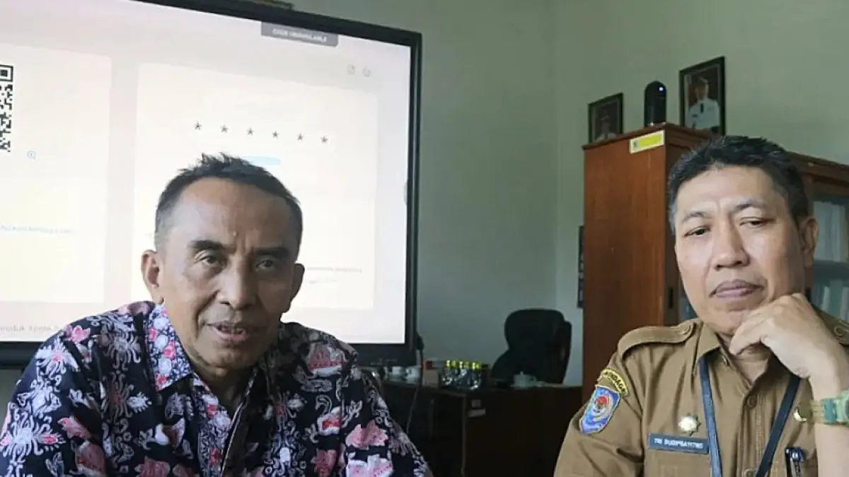 TETAP BERJALAN: Ketua Tim Pansel Sekda Prof Agusdin dan anggota tim pansel Tri Budi Prayitno. &nbsp;(Dok/Lombok Post)