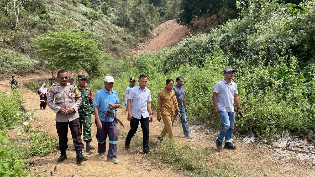 Tim&nbsp;Satreskrim Polres Sumbawa Barat bersama TNI dan Pemdes Seloto turun ke lokasi tambang, Selasa (21/7).