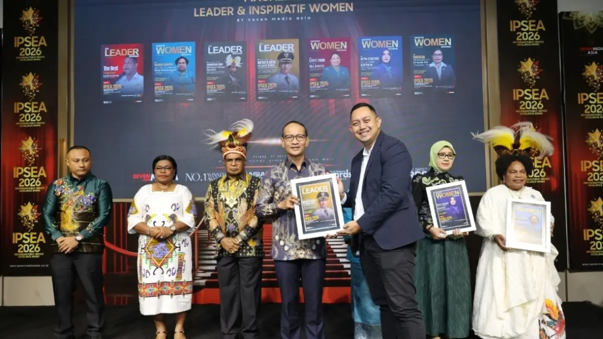 Wali Kota Mataram Mohan Roliskana saat menerima trophy Indonesian Public Service Excellence Award (IPSEA) 2026, Jumat (17/9).