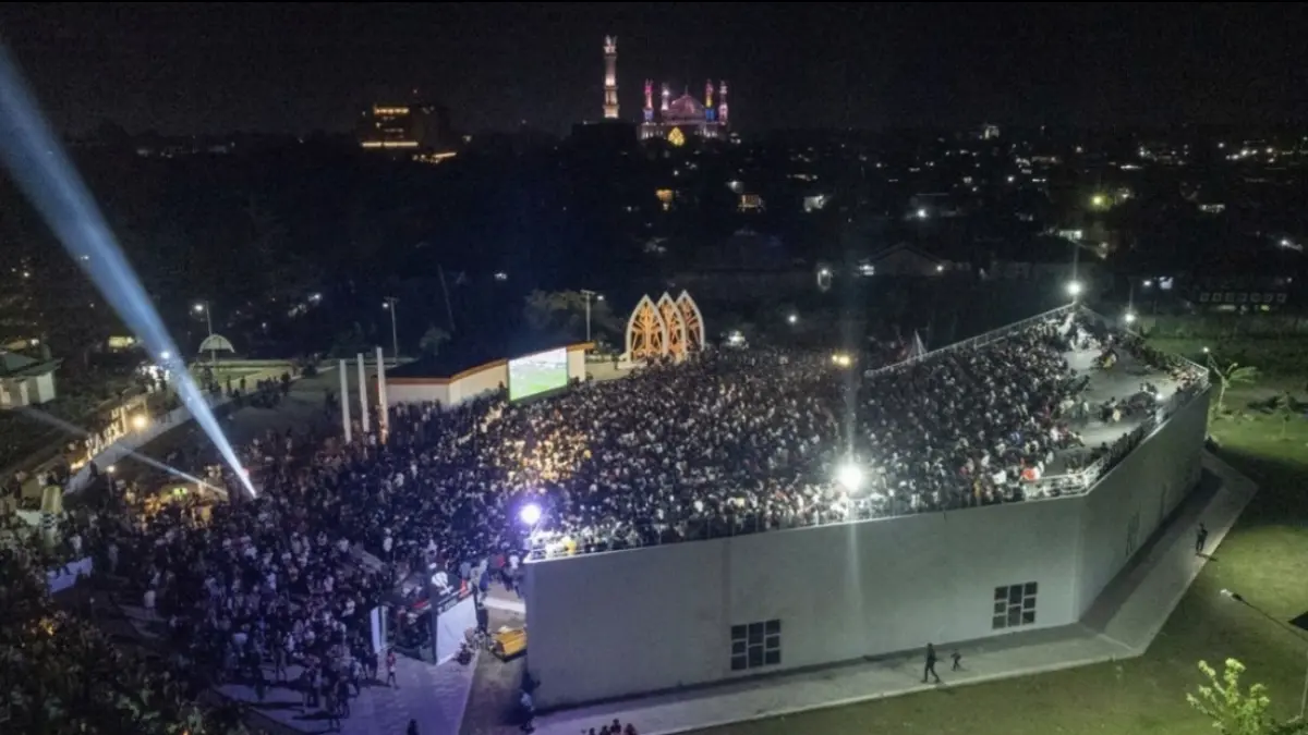 Warga Kota Mataram tampak memenuhi panggung teras Udayana, beberapa waktu lalu (15/7).