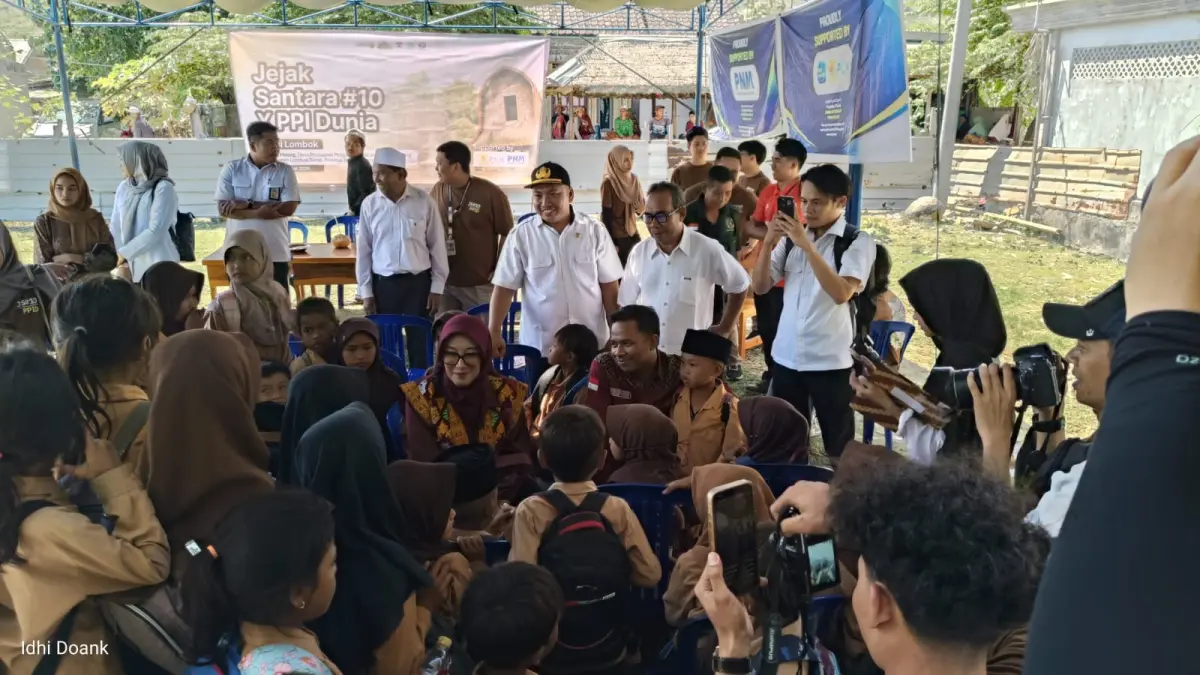 PENGABDIAN: Ketua TP PKK NTB sekaligus Bunda Literasi NTB Shinta Agatia didampingi Kepala Desa Persiapan Pengantap Saidi menghadiri pembukaan kegiatan pengabdian sosial Jejak Santara #10 yang digelar Perhimpunan Pelajar Indonesia Dunia (PPID) di Dusun Meang, Desa Persiapan Pengantap, Kecamatan Sekotong, Selasa (22/7).&nbsp; (Dok Pemdes Pengantap)