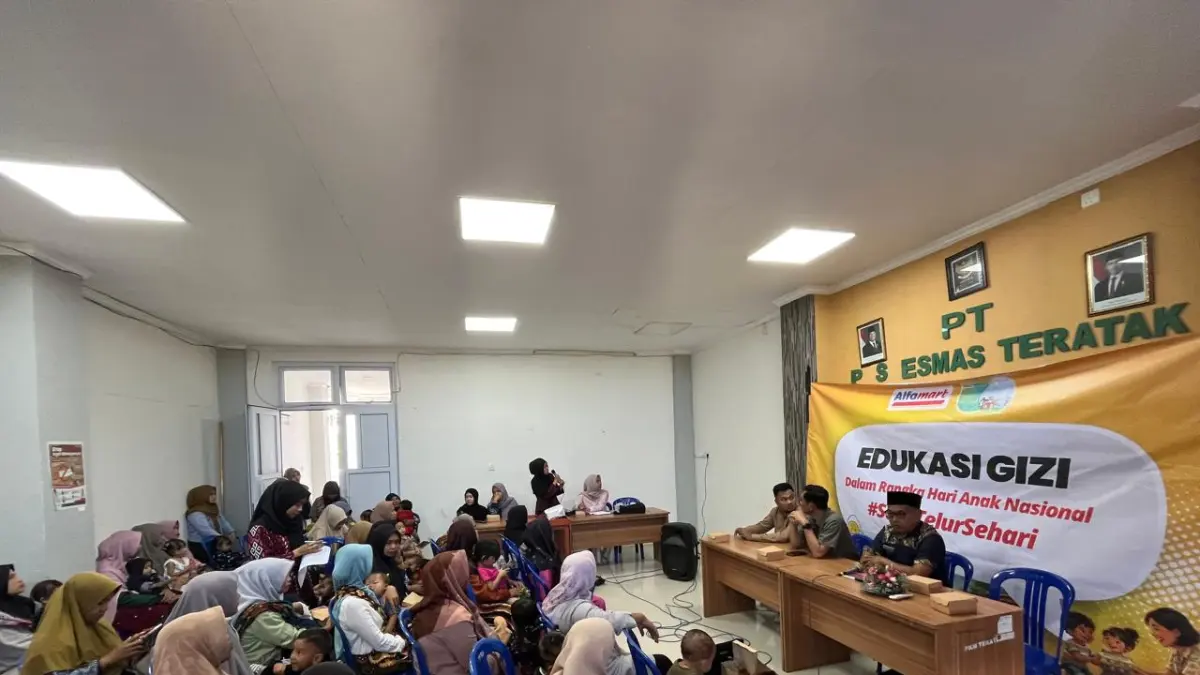 Anak penerima manfaat Program Satu Telur Sehari bersama orang tua mengikuti edukasi gizi yang digelar Alfamart di Desa Teratak, Lombok Tengah.