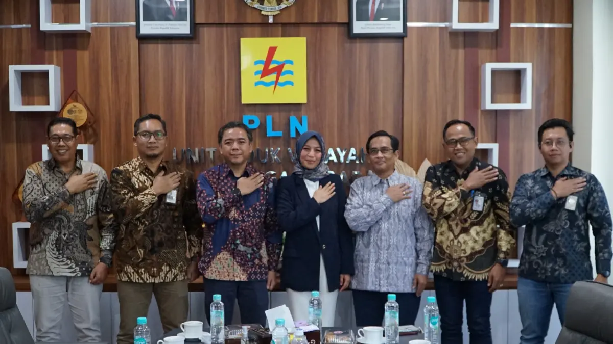 Anggota Komite II DPD RI Mirah Midadan Fahmid (tengah) dalam kunjungannya bersama tim ke kantor PLN UIW NTB.