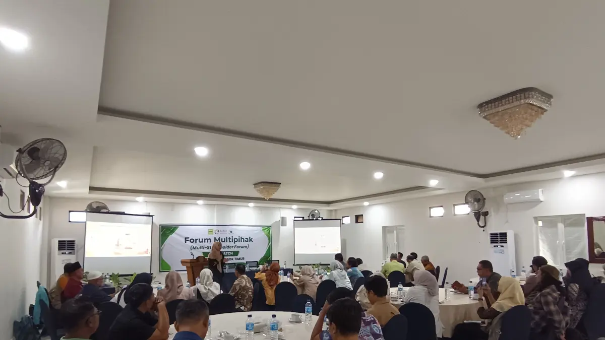 BAHAS HUTAN: Sejumlah pihak dari berbagai instansi terkait di Lombok Timur saat berdiskusi pada acara Multi Stakeholder Forum yang diselenggarakan Women Research Institute. 