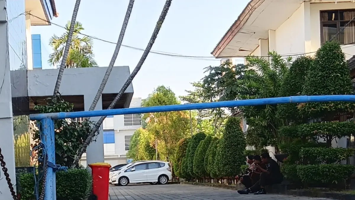 Beberapa orang pengamanan PT AMGM berjaga di pintu akses perusahaan, Jumat (24/7) sore hari pukul 17.00 wita. Mobil yang membawa tim KPK sudah terparkir di samping gedung sejak pukul 14.00 wita. 